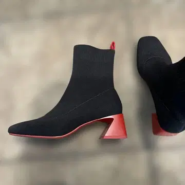 VIVAIA 블랙과 빨간색 부츠