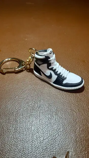 85 high 미니어처 스니커즈형 키링 (오른쪽)