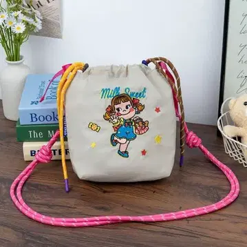 밀크 스위트 자수 숄더백