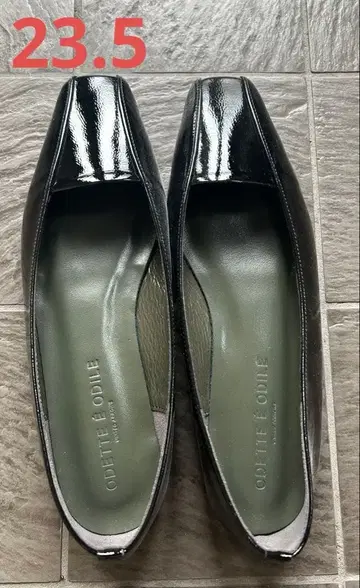 오데뜨 앤 오딜 스퀘어토 플랫슈즈