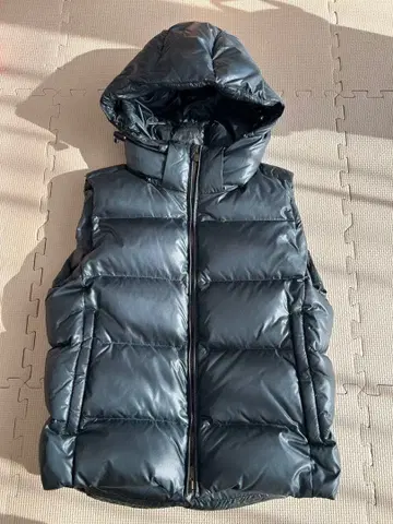 짙은 녹색 후드 부착 다운 베스트