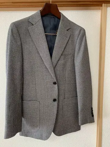 그레이 계열 체크 무늬 테일러드 자켓