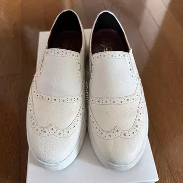 coca 스터드 장식 화이트 로퍼