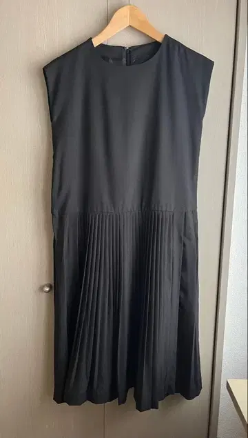 슬리브리스 블랙 원피스 플리츠