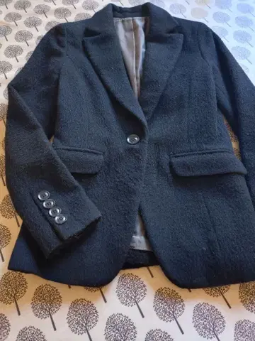 블랙 자켓입니다