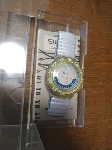 Swatch Scuba 200 화이트/골드