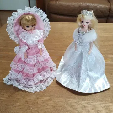 리카짱 인형 핑크와 화이트 드레스