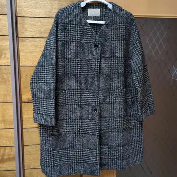 +2 노카라 코트 그레이 계열 체크 무늬