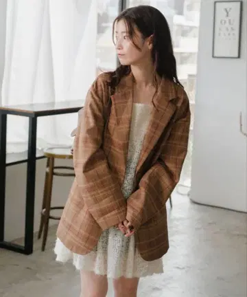 브라운 계열 체크 테일러드 자켓