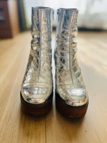 실버 악어 엠보싱 통굽 부츠