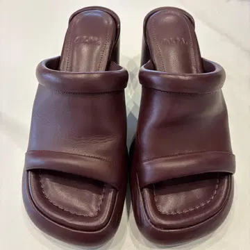 다크 브라운 가죽 뮬