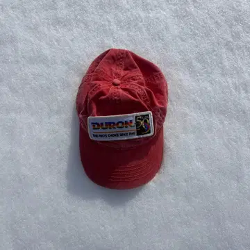 구제 의류 가게에서 구매한 로고가 있는 빨간색 코튼 캡