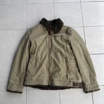 구제 의류점에서 구매한 올리브 그린 밀리터리 자켓