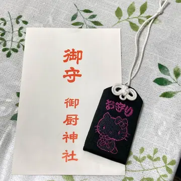 산리오 헬로키티 부적 미쿠리 신사 블랙 핑크