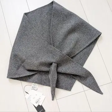 새상품 아파트바이 삼각형 스톨 트라이앵글 머플러 그레이