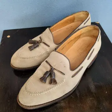 잘란 스리와야 베이지 스웨이드 태슬 로퍼