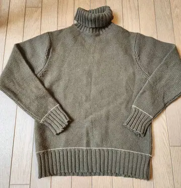 올리브 그린 터틀넥 니트 M