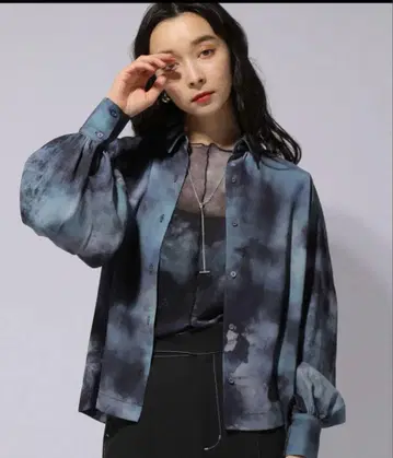 HARE BLUR 아트 턱 셔츠