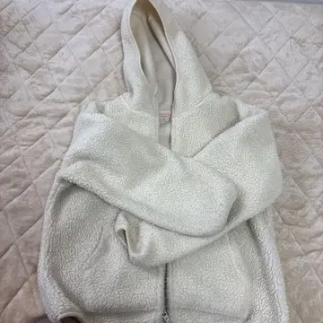 아이보리 플리스 자켓 후드 부착