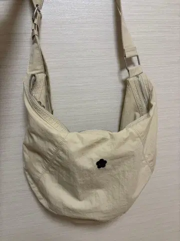 마리크와 원포인트 자수 나일론 숄더