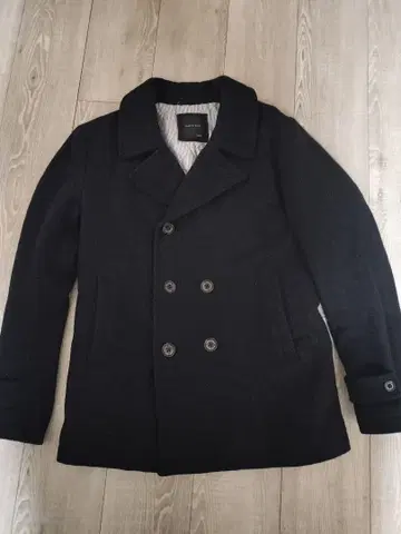 정가 29700엔의 상품입니다. 사용감은 적습니다. 날렵한 실루엣입니다.