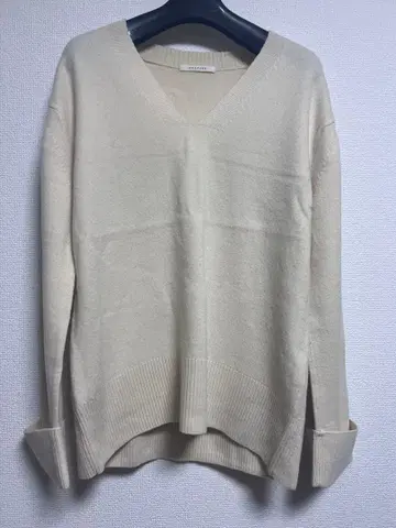 MACPHEE 화이트 V넥 니트