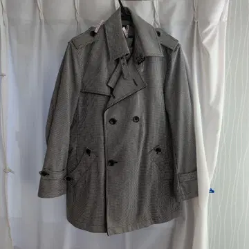 체크 무늬 더블 브레스트 트렌치코트