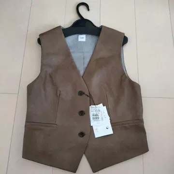 Ample 브라운 버튼 달린 베스트