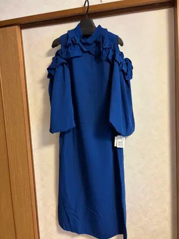 오프숄더 프릴 로얄 블루 맥시 드레스