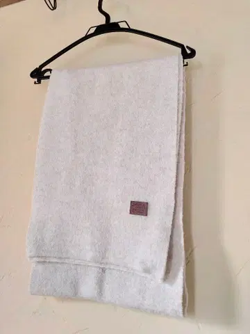 새상품 볼륨감 있는 화이트 머플러