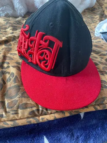 입체 자수 블랙 레드 스냅백 캡 사이즈 7