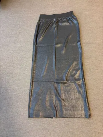 메탈릭 그레이 슬릿 타이츠 스커트 고급스러움이 있어 파티 등에 최적