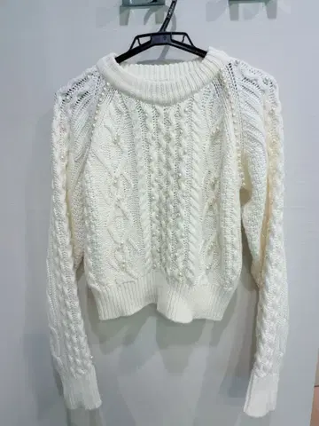 AMERI 펄 장식 크롭 니트