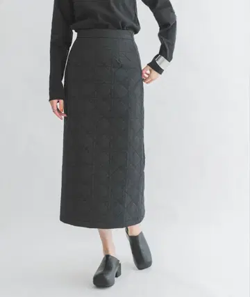 KBF 퀼팅 I라인 스커트 블랙