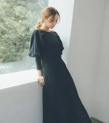 EMMEL REFINES 턱 퍼프 슬리브 롱 원피스