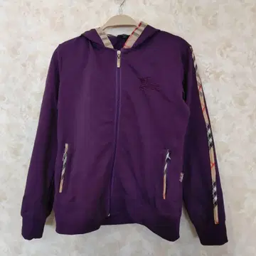 보라색 후드 부착 맨투맨 저지