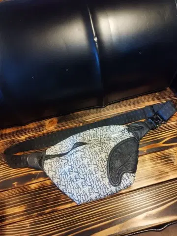 스프레이 그라운드 바디 백