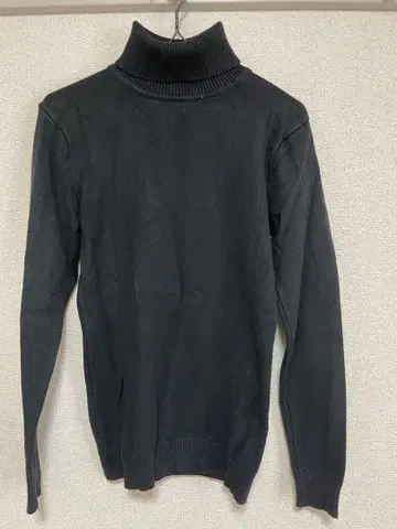 블랙 터틀넥 니트