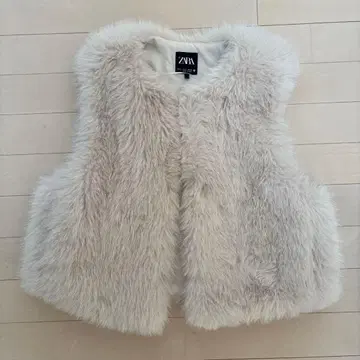 시착만 한 상품 ZARA 화이트 퍼 베스트