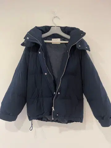 네이비 후드 부착 다운 자켓