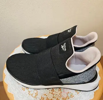 Reebok 블랙 슬립온 스니커즈