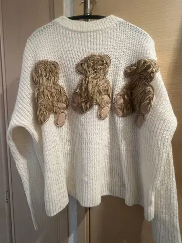 캔디 스트리퍼 곰 자수 니트 스웨터