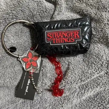STRANGER THINGS 로고 파우치 키링