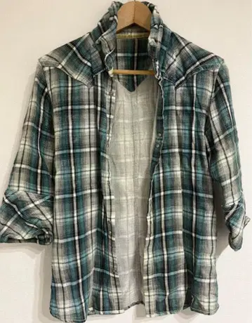 프란시스토모크스 사쿠라이 착용 셔츠