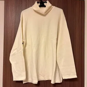 할리우드 런치마켓 BLUE BLUE 아이보리 터틀넥