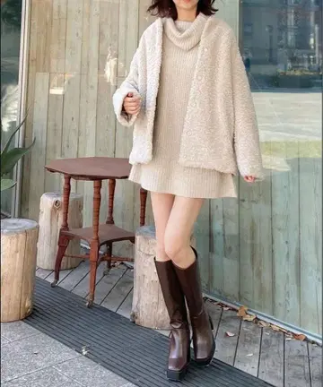 코코딜 머플러 포함 컬리 보아 코트