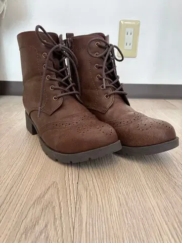 브라운 레이스업 부츠 중간 힐