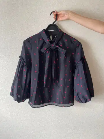 네이비 빨간색 하트 무늬 리본 블라우스