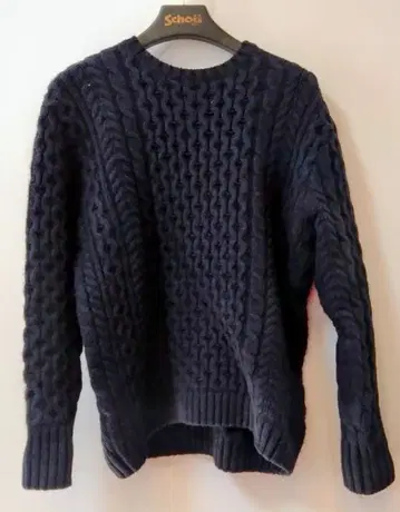 다크 네이비 케이블 니트 스웨터