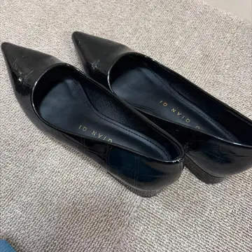 에나멜 가죽 스틸레토 펌프스 블랙